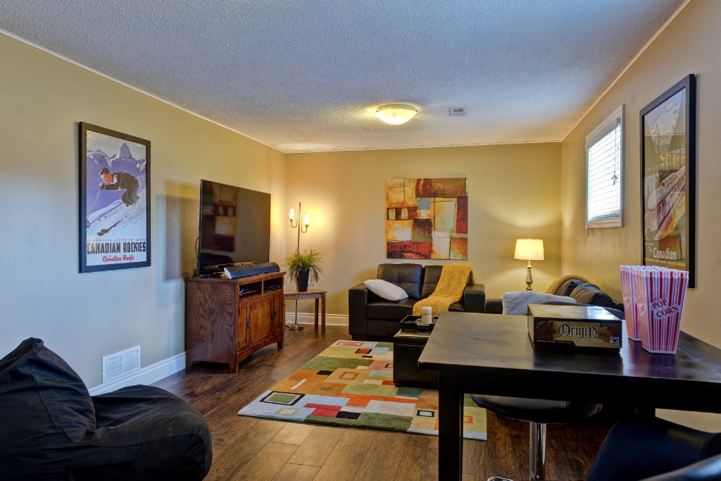 1194 THOMAS DR, Sarnia, Ontario, Canada