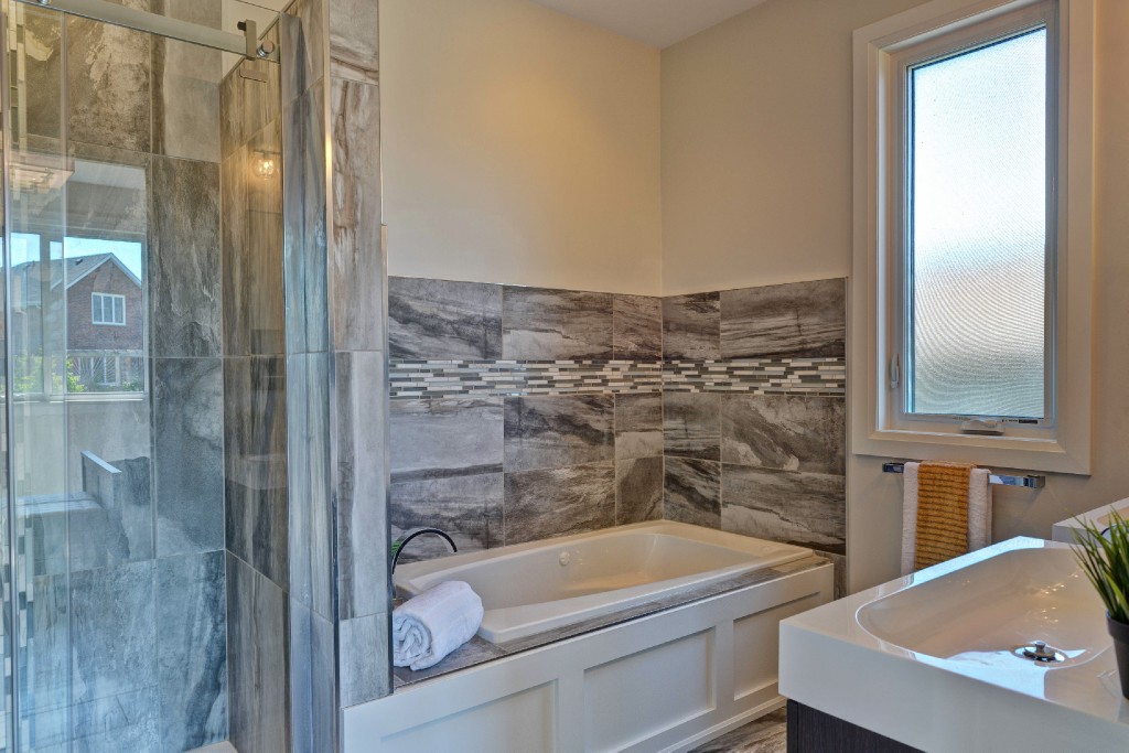 6903 ELIZABETH WAY, Plympton-Wyoming, Ontario, Canada