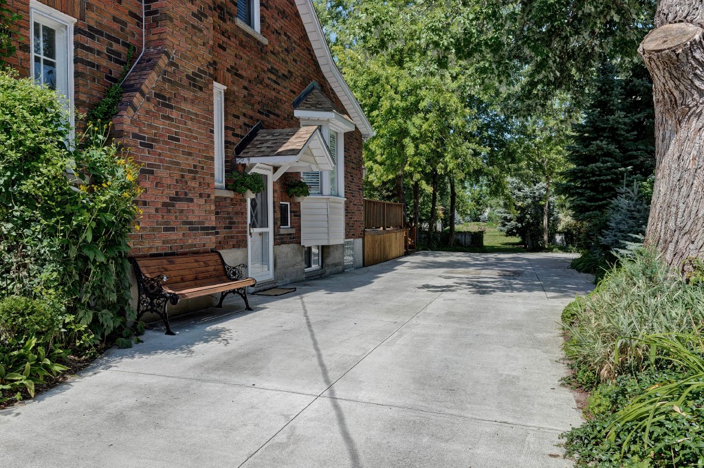1022 LONDON RD, Sarnia, Ontario, Canada