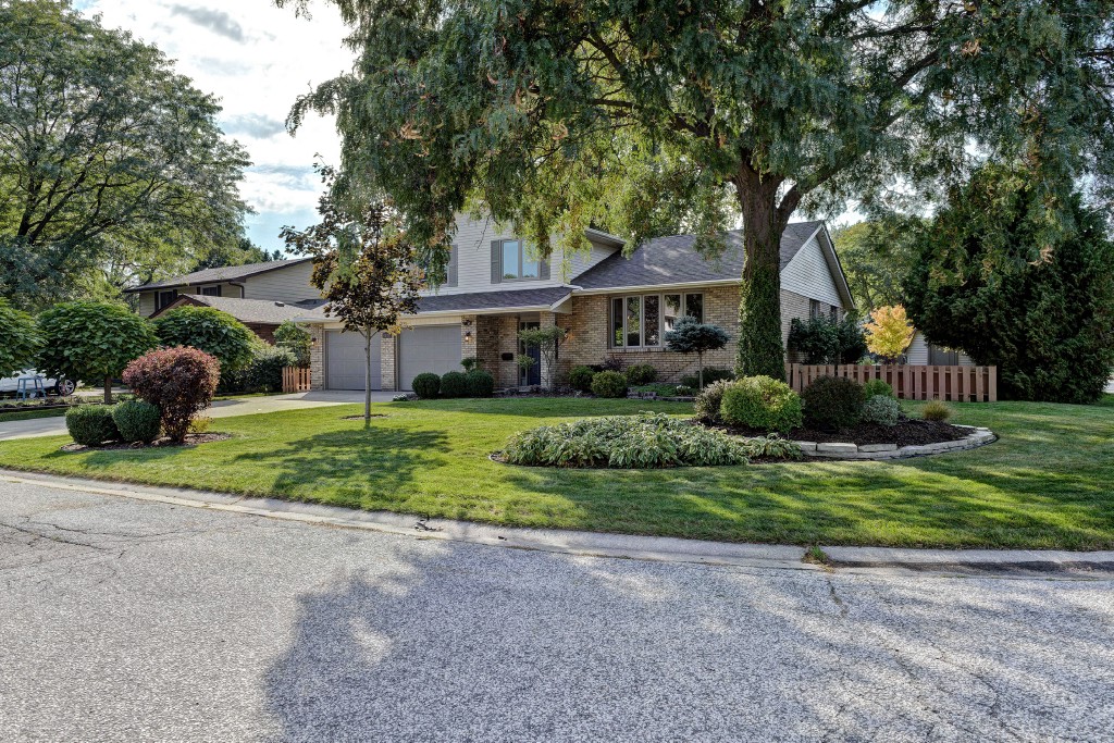 1925 MOORES LANE, Sarnia, Ontario, Canada
