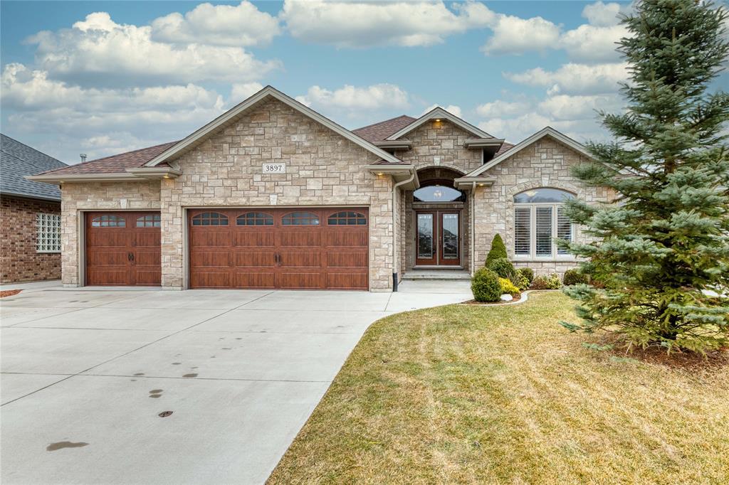 3897 ARIE Court, Plympton-Wyoming Ontario, Canada