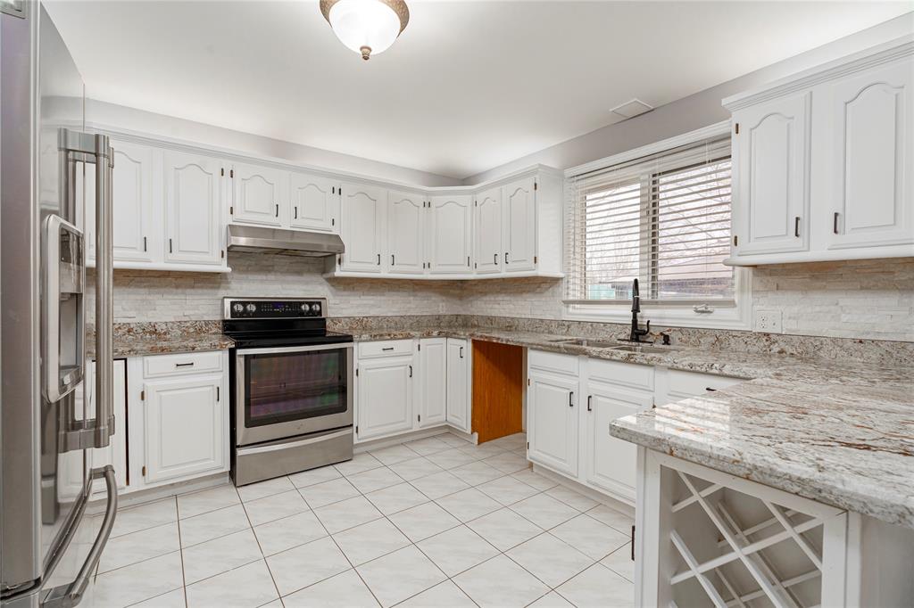 433 ST MICHAELS Court, Sarnia, Ontario, Canada