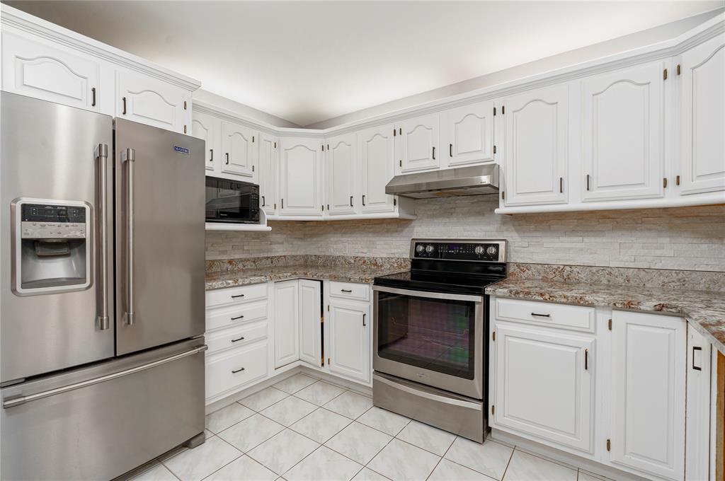 433 ST MICHAELS Court, Sarnia, Ontario, Canada