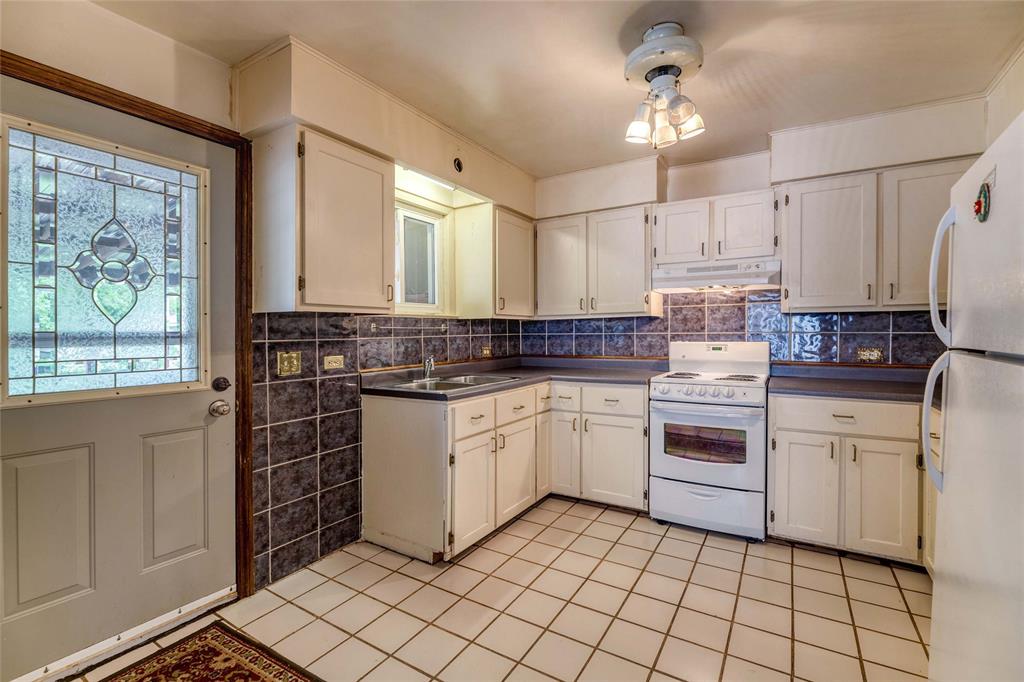 239 HARKNESS Street, Sarnia Ontario, Canada