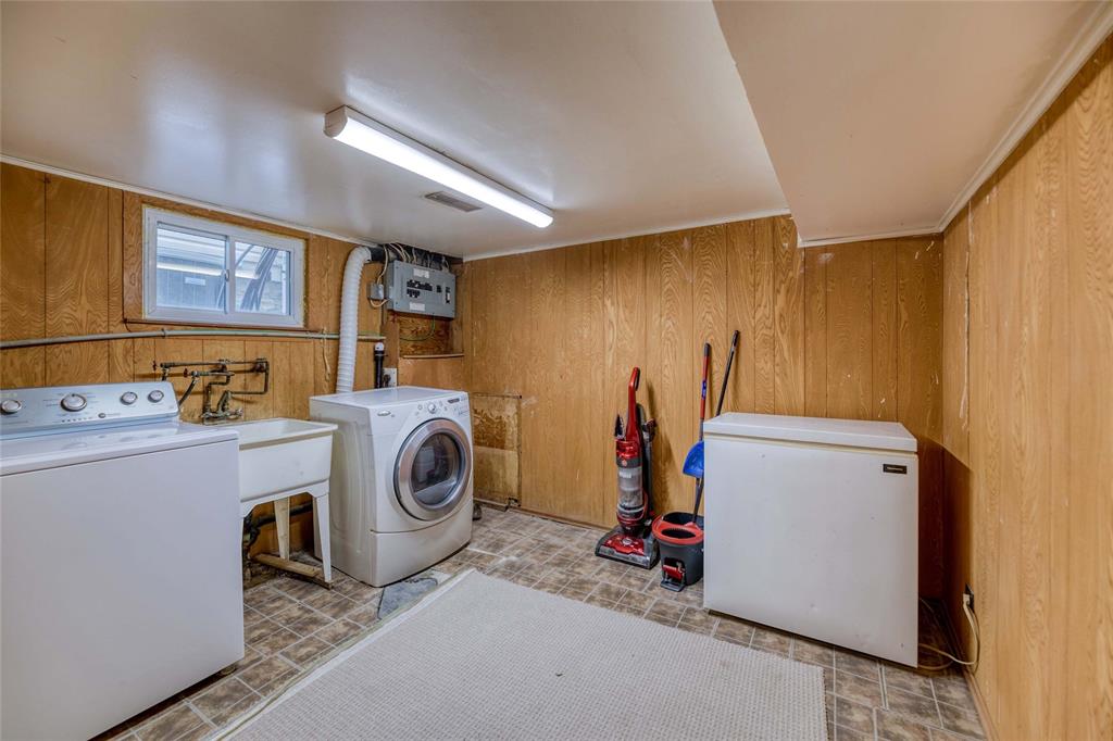 239 HARKNESS Street, Sarnia Ontario, Canada