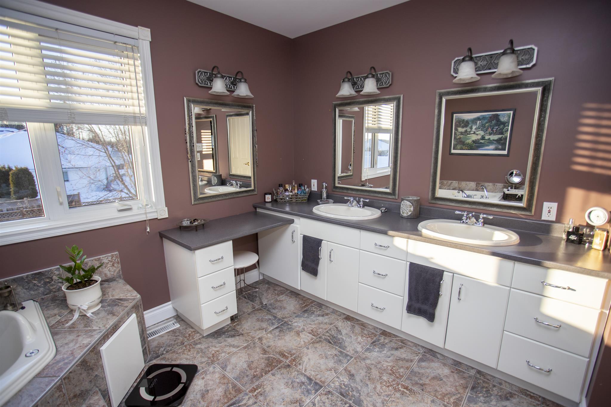 324 Scarlet Avenue, Thunder Bay Ontario, Canada