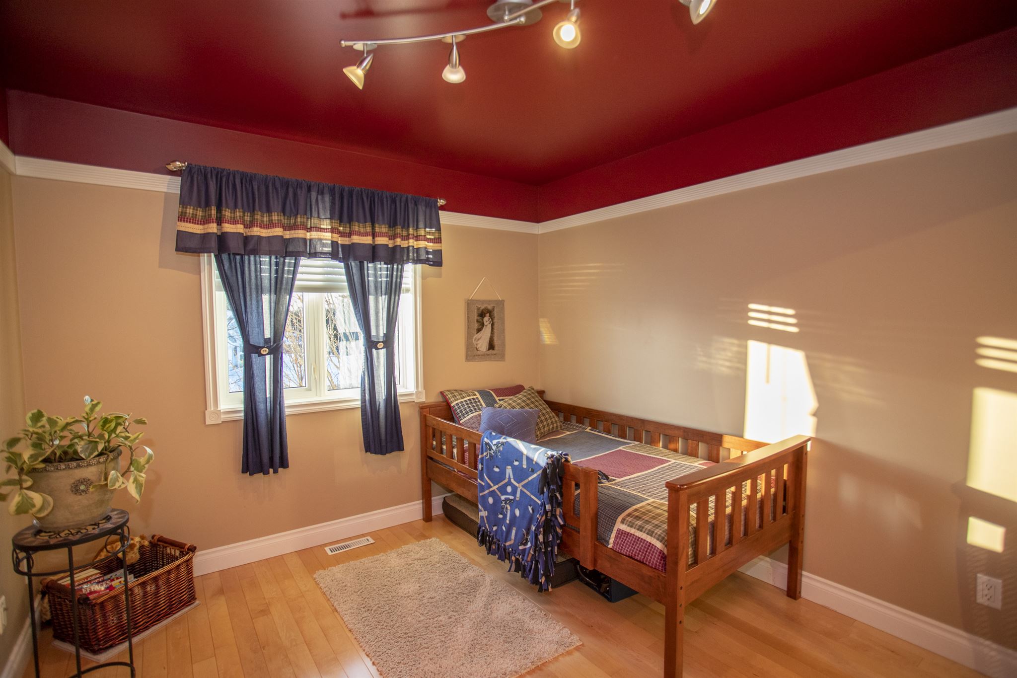 324 Scarlet Avenue, Thunder Bay Ontario, Canada
