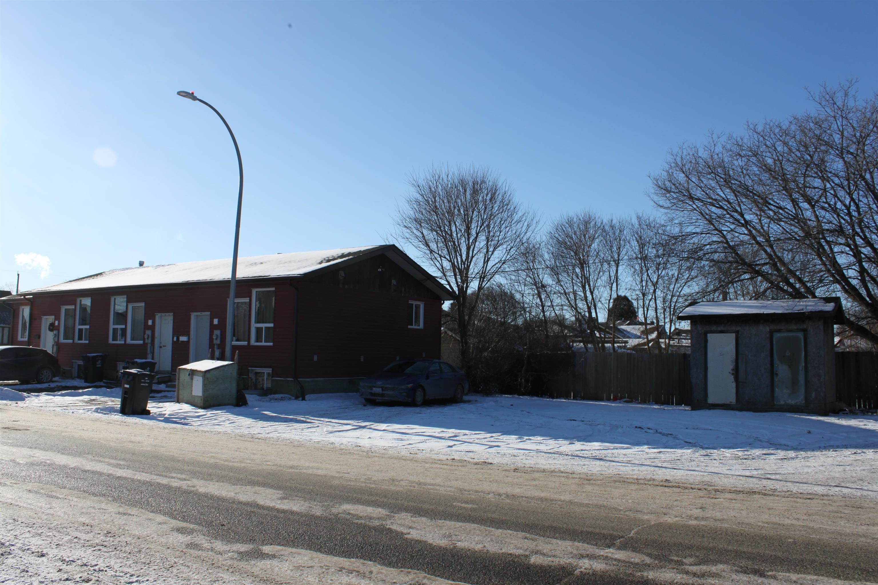 303 Frederica Street W, Thunder Bay, Ontario, Canada photo 2
