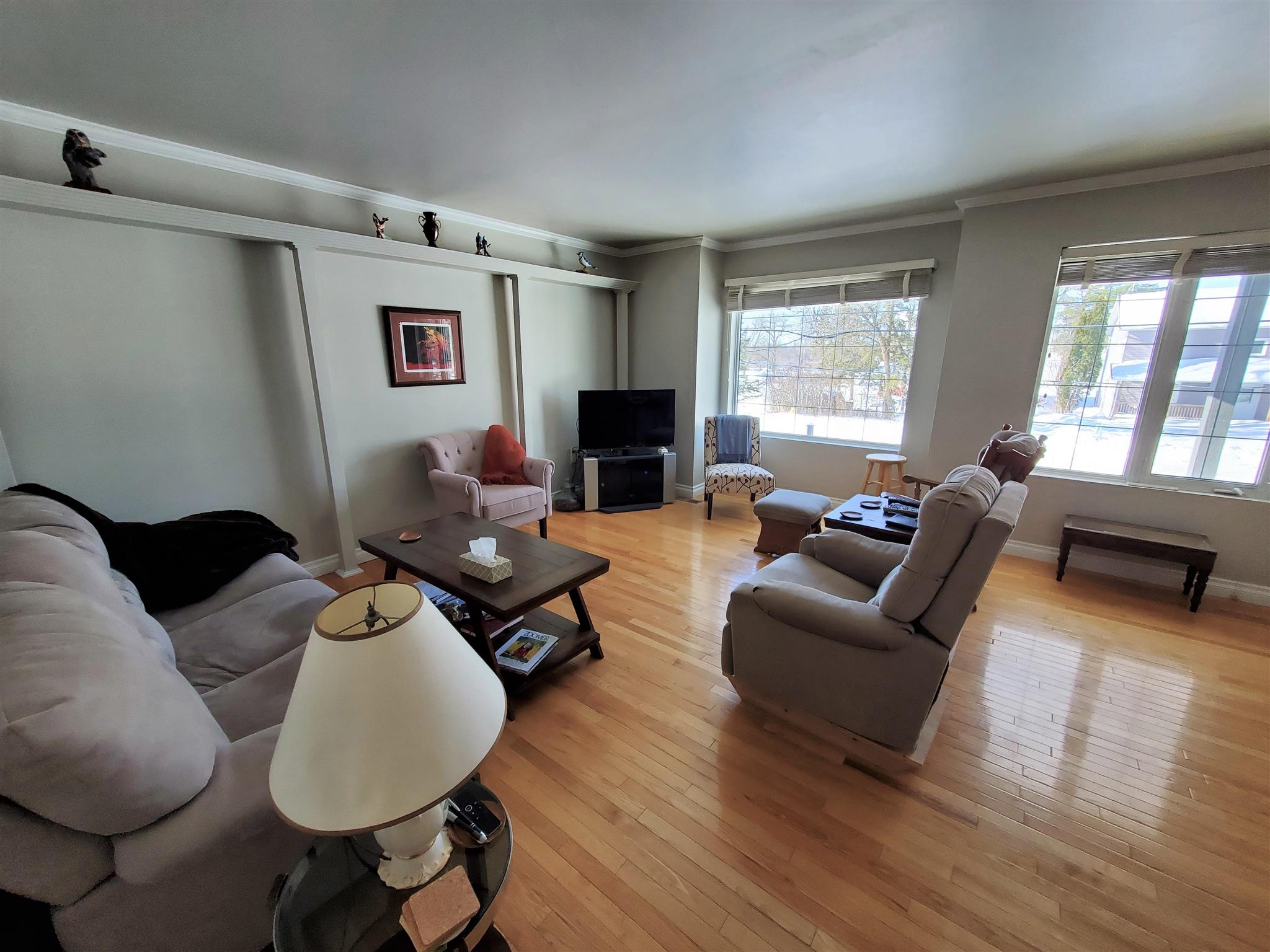 100 Queen Street, Barwick, Ontario, Canada