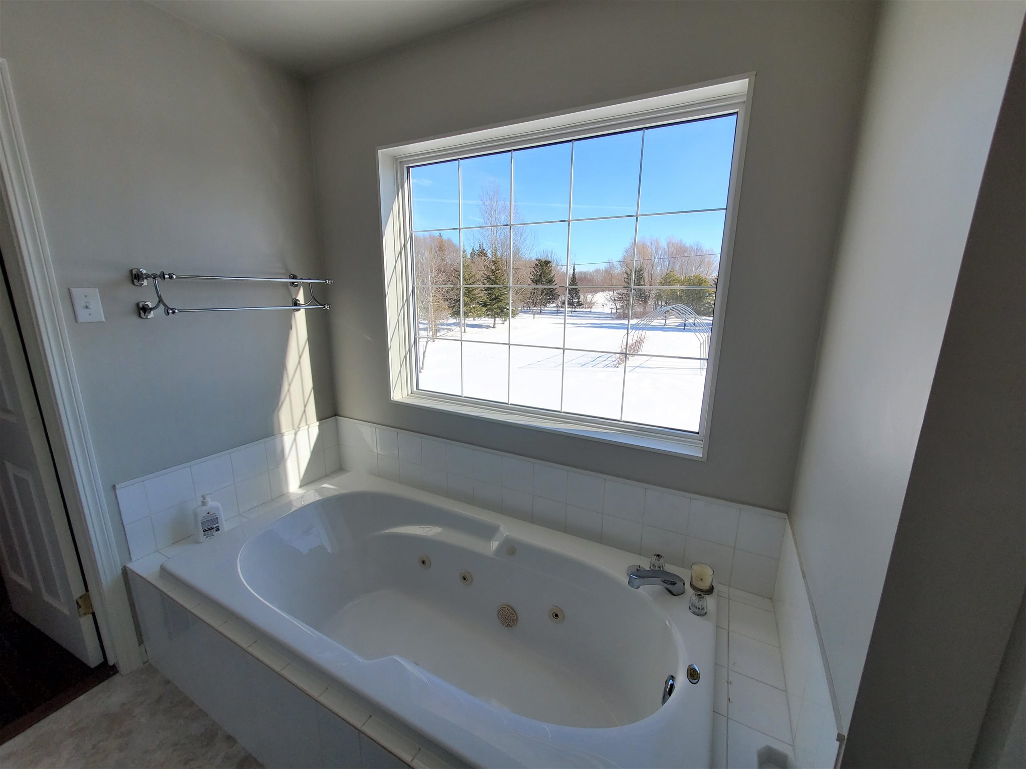100 Queen Street, Barwick, Ontario, Canada