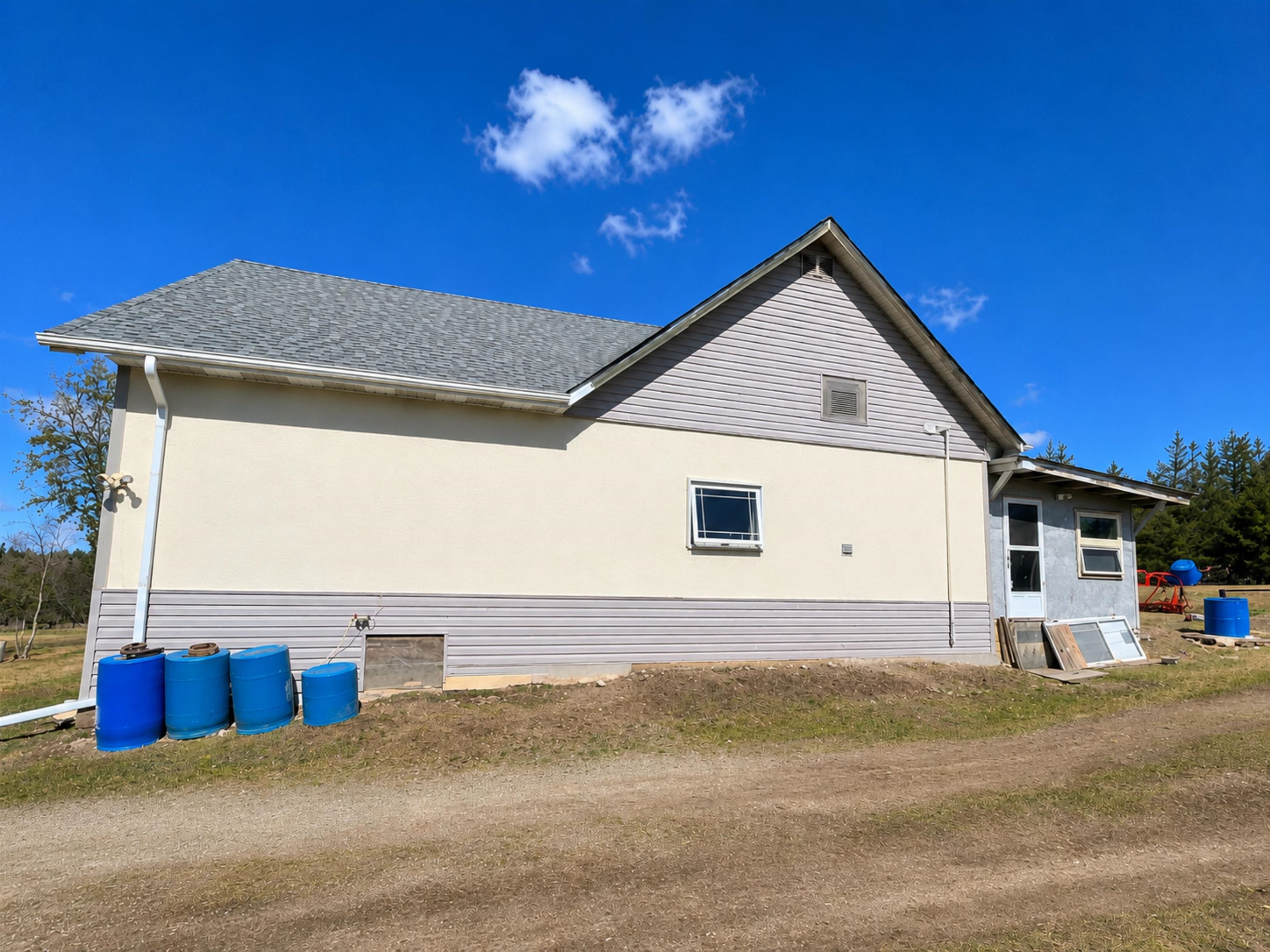 G1649 Flanders Road N photo 18