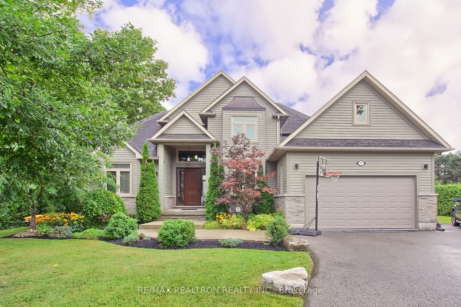 597 Lake Dr E, Georgina Ontario, Canada
