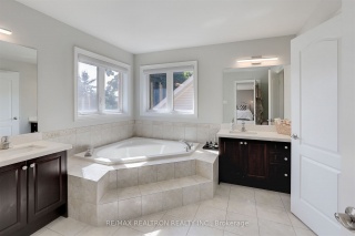 1058 Bob Scott Crt, Newmarket Ontario