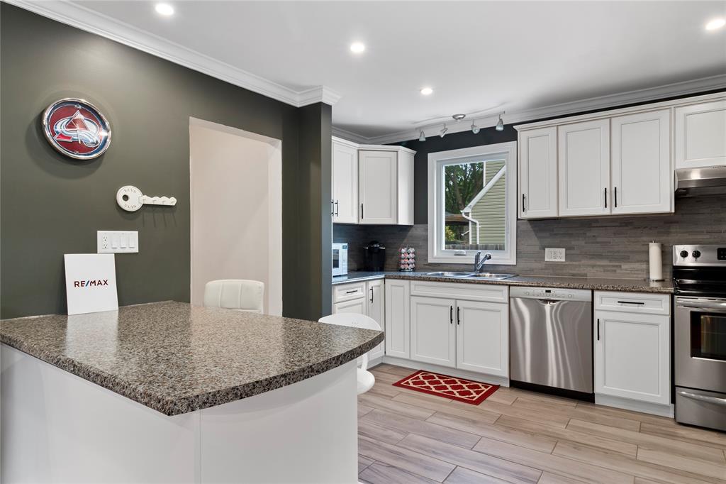 945 FERNDALE Drive, Sarnia, Ontario, Canada photo 3