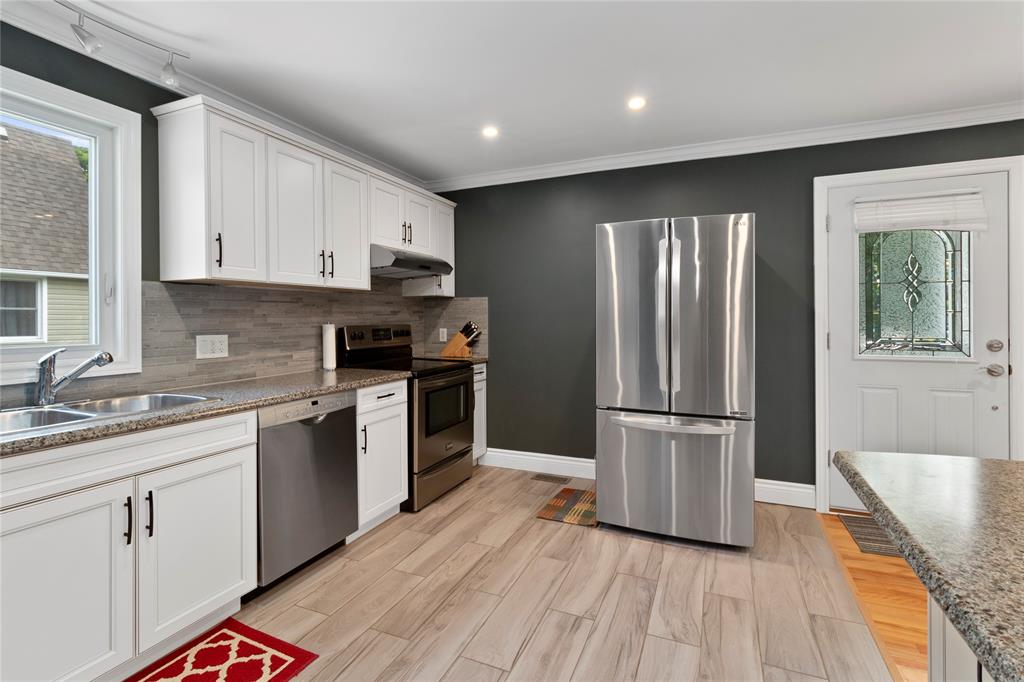 945 FERNDALE Drive, Sarnia, Ontario, Canada photo 4