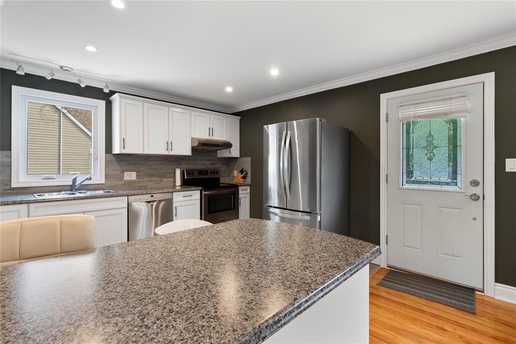 945 FERNDALE Drive, Sarnia, Ontario, Canada photo 6