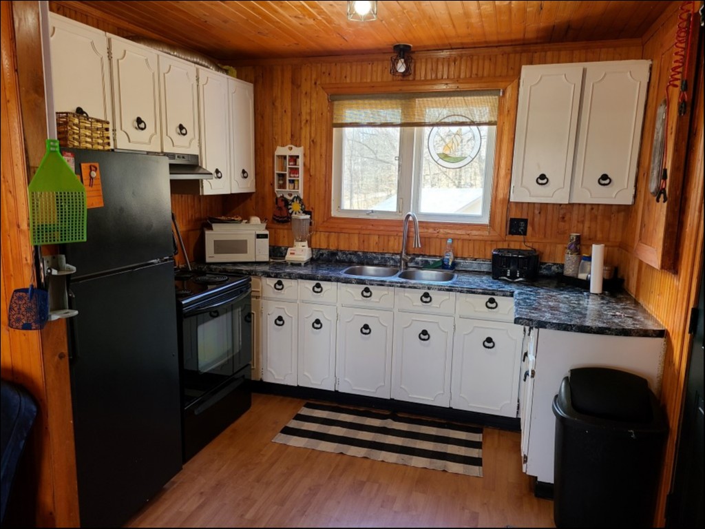 BACK BAY ESTATES, Trent Lakes, Ontario, Canada