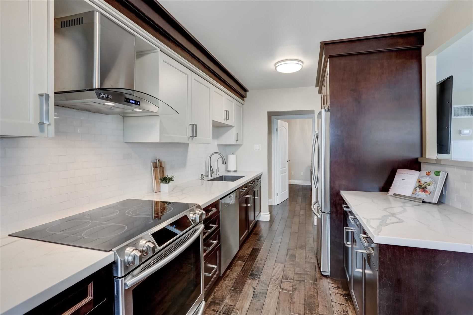 100 Quebec Ave, Toronto, Ontario, Canada photo 2