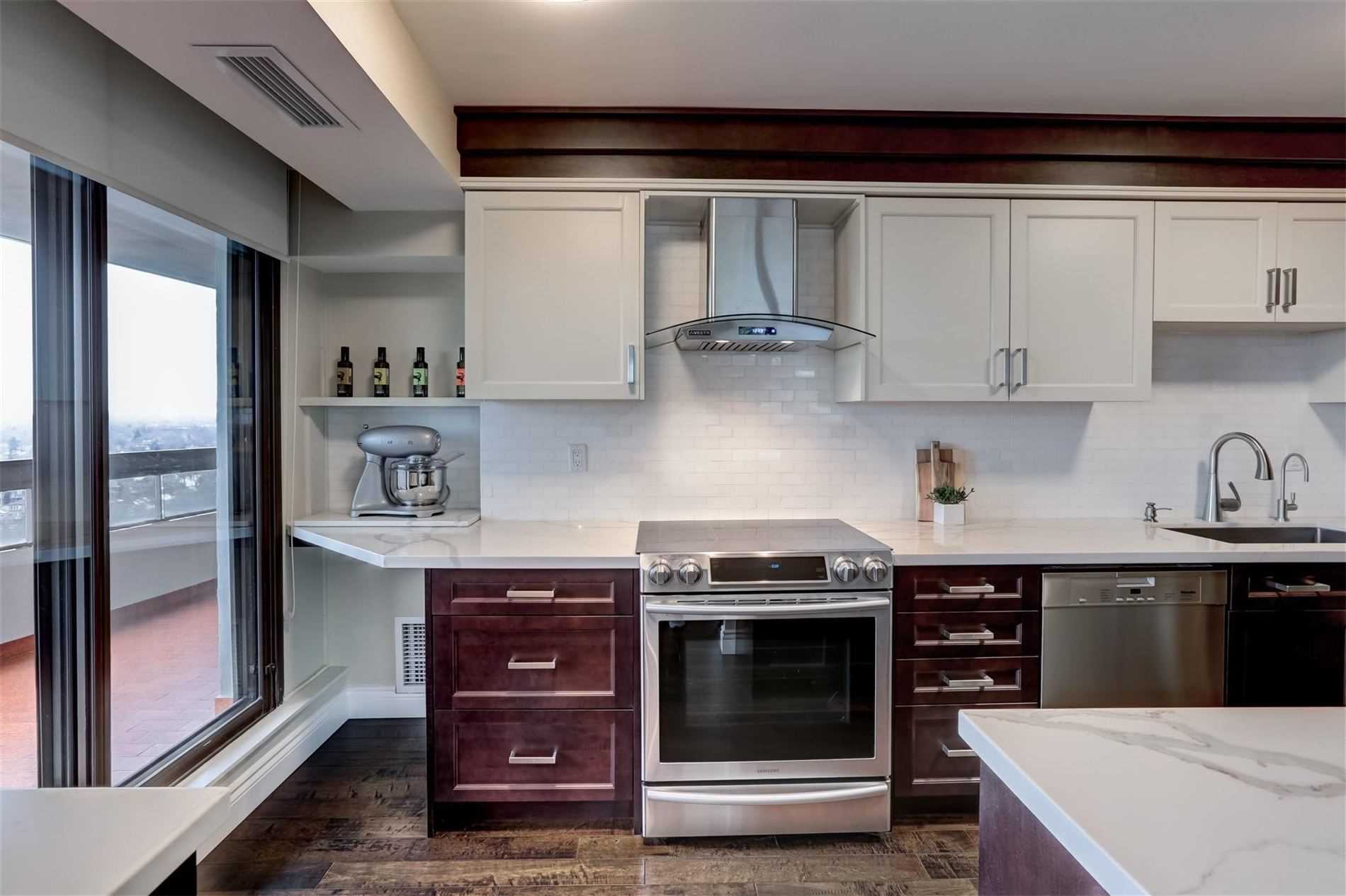 100 Quebec Ave, Toronto, Ontario, Canada photo 3