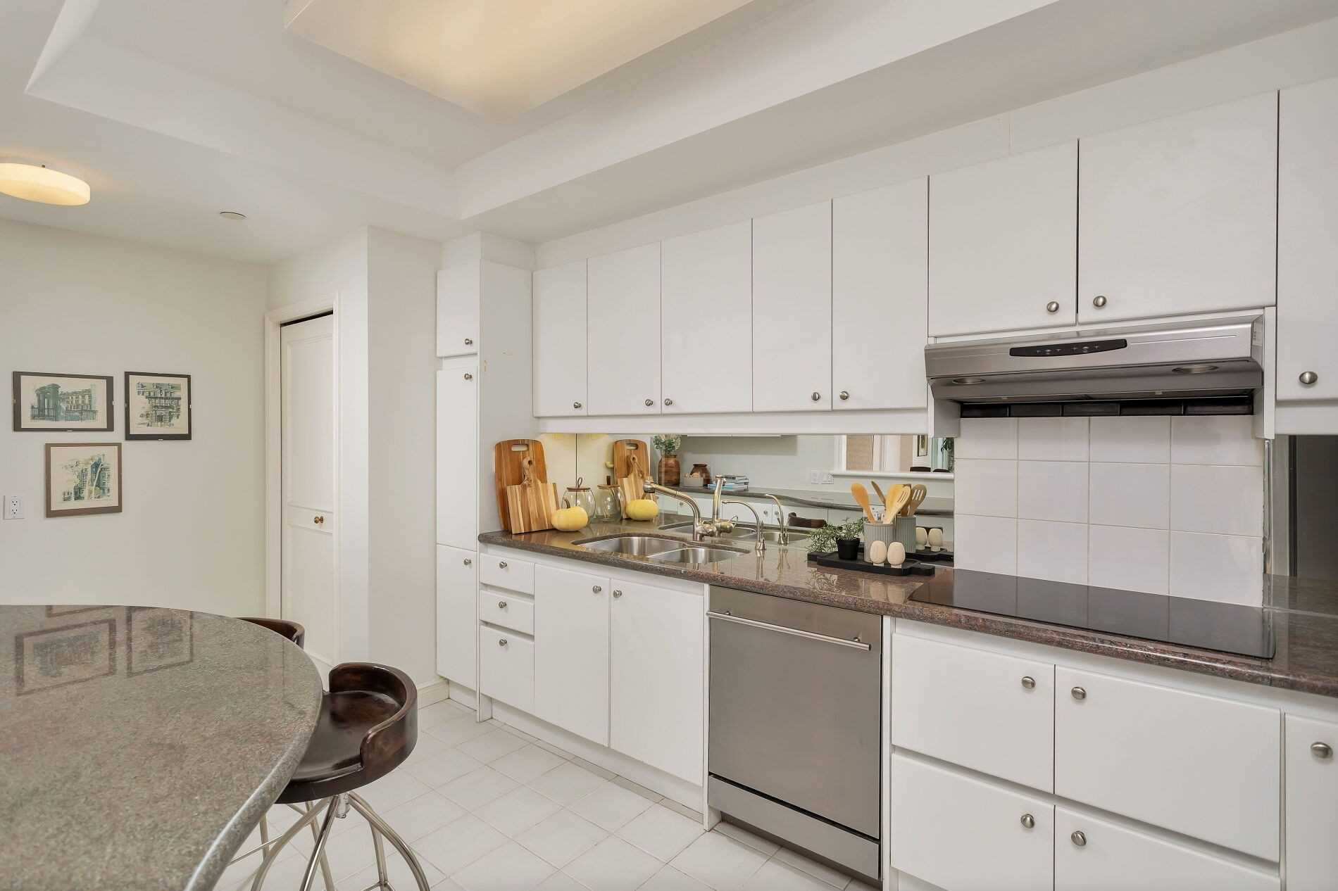 211 Queens Quay W, Toronto, Ontario, Canada