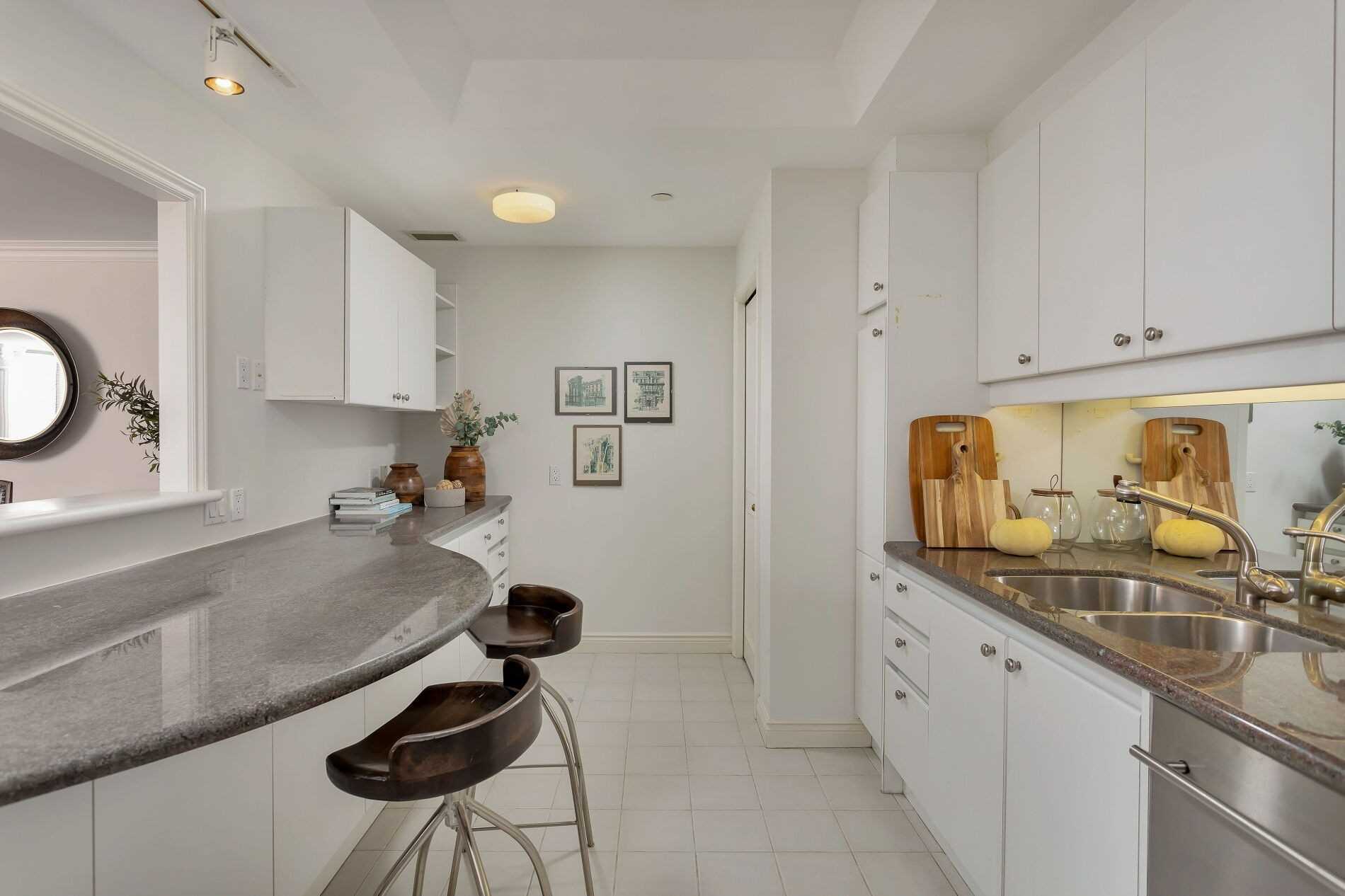 211 Queens Quay W, Toronto, Ontario, Canada