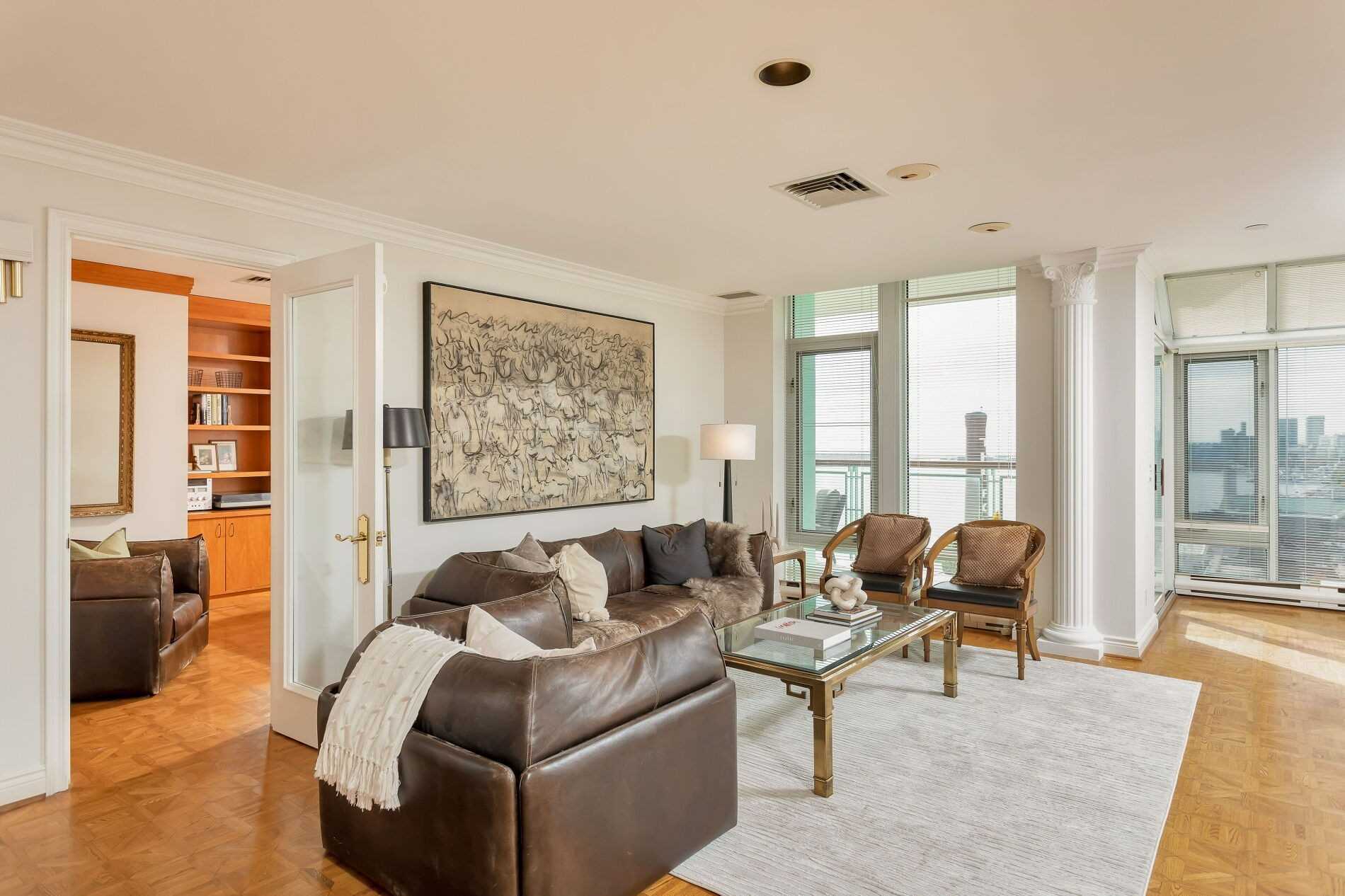 211 Queens Quay W, Toronto, Ontario, Canada