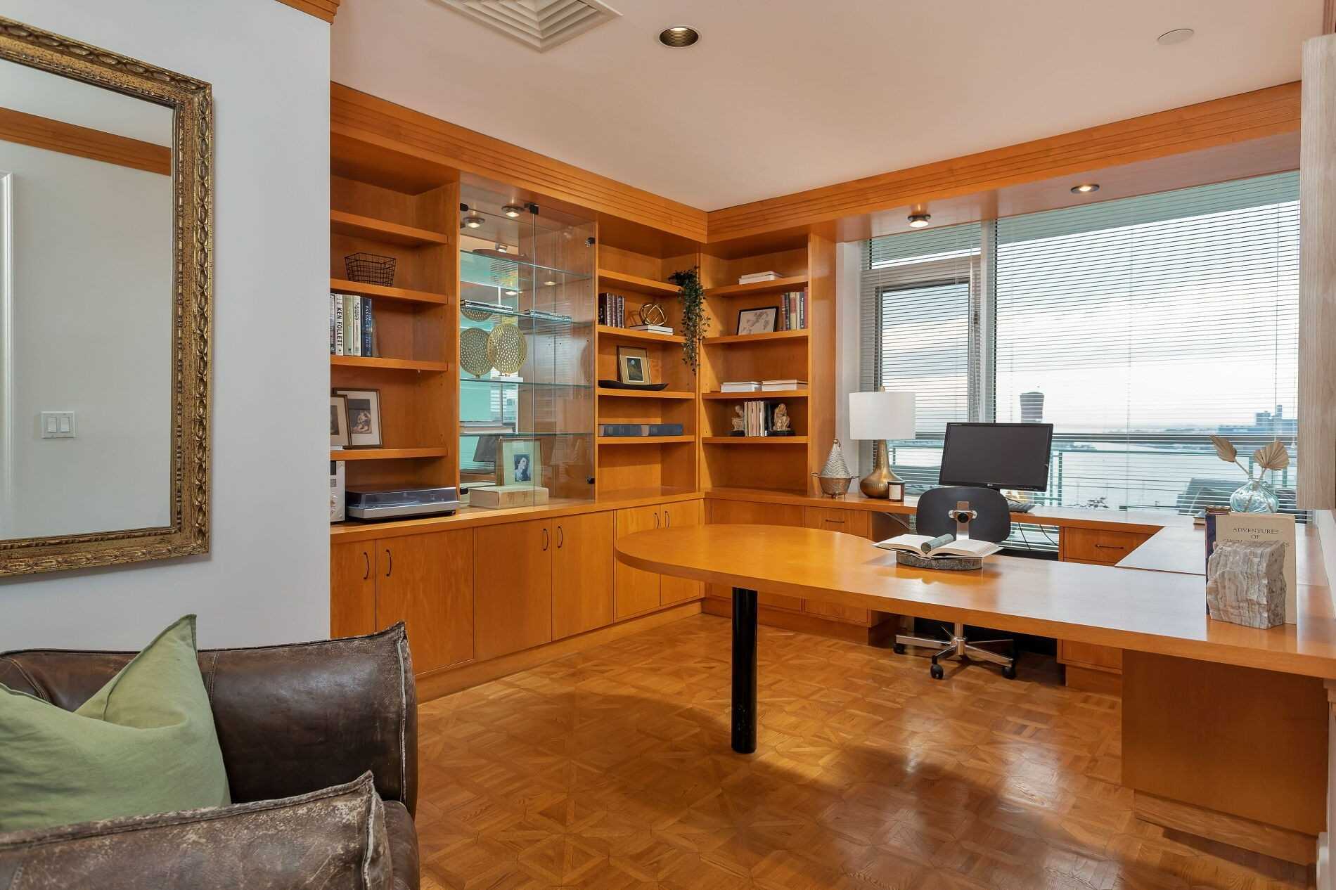 211 Queens Quay W, Toronto, Ontario, Canada