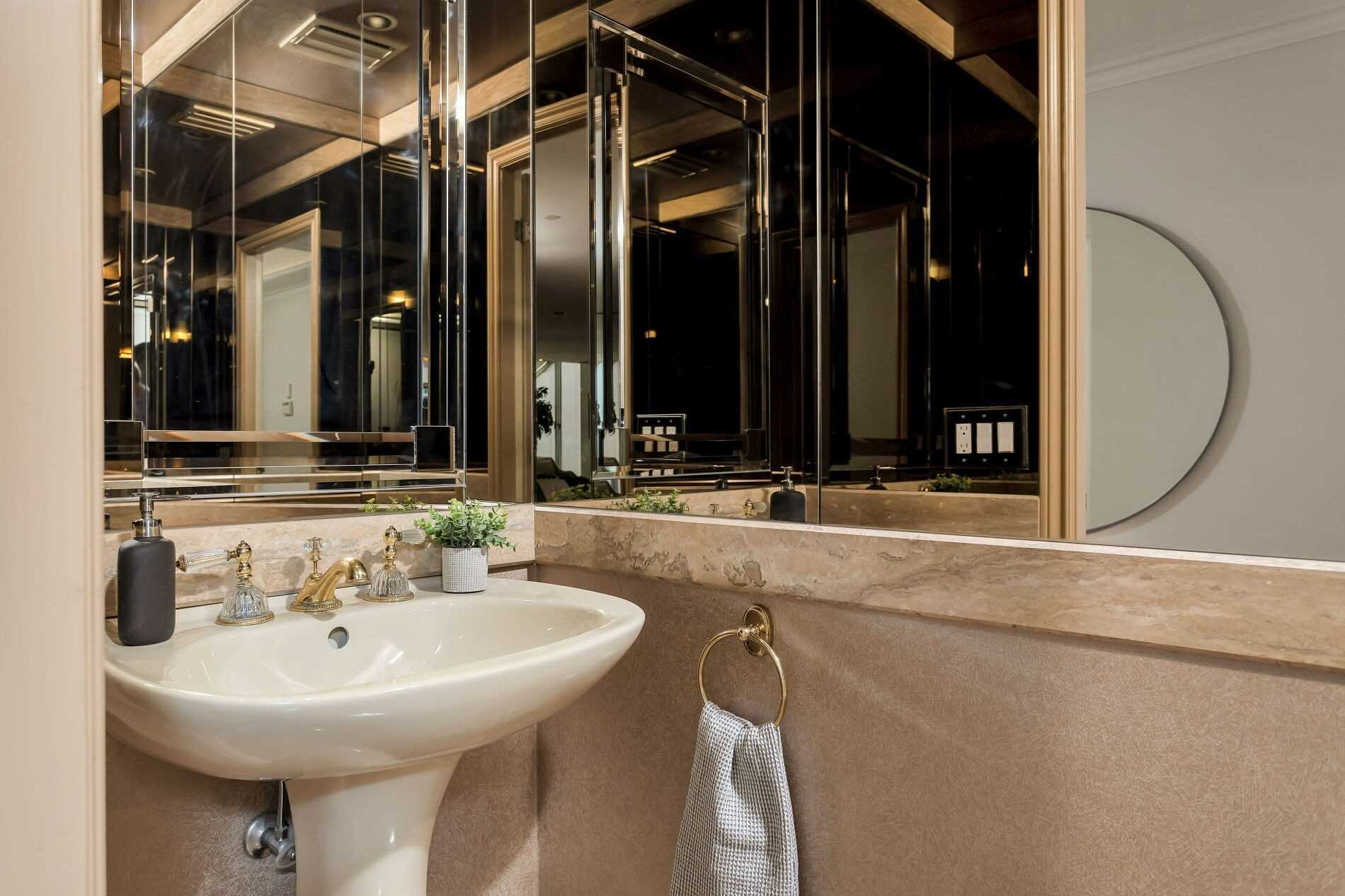 211 Queens Quay W, Toronto, Ontario, Canada