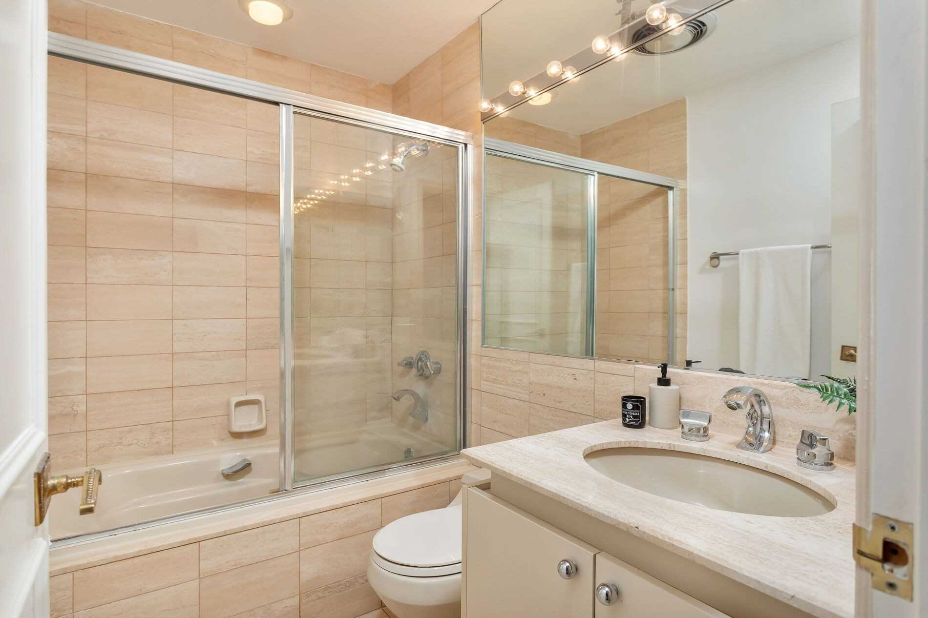 211 Queens Quay W, Toronto, Ontario, Canada