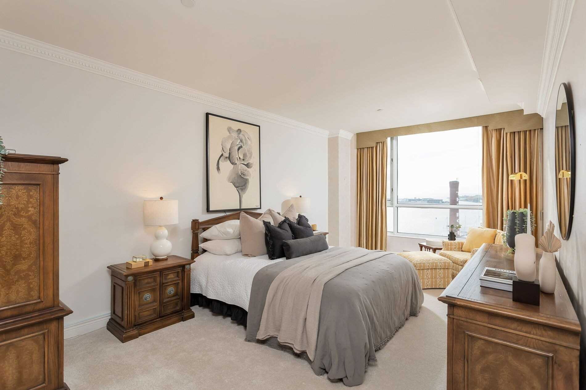 211 Queens Quay W, Toronto, Ontario, Canada
