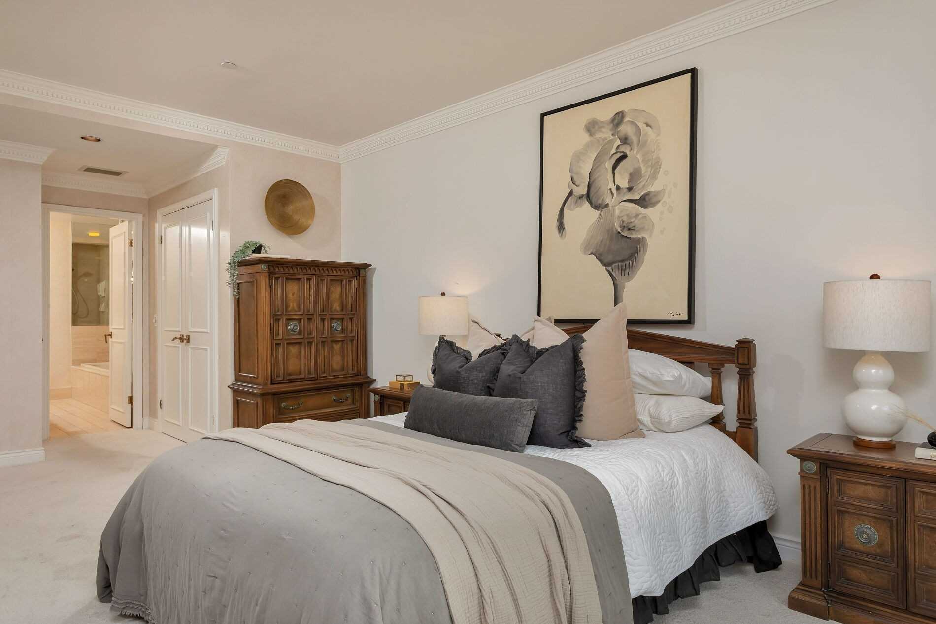 211 Queens Quay W, Toronto, Ontario, Canada