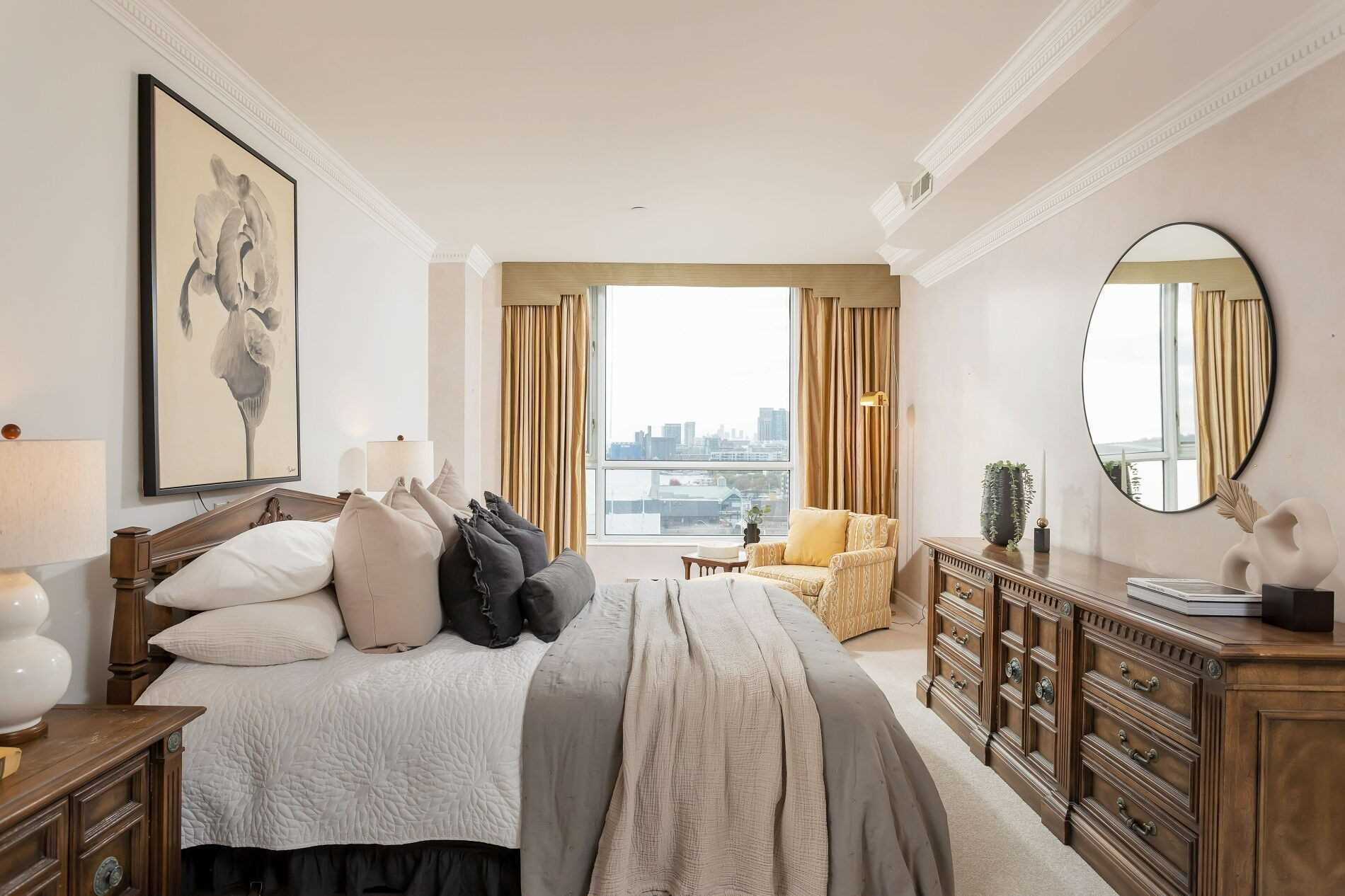 211 Queens Quay W, Toronto, Ontario, Canada