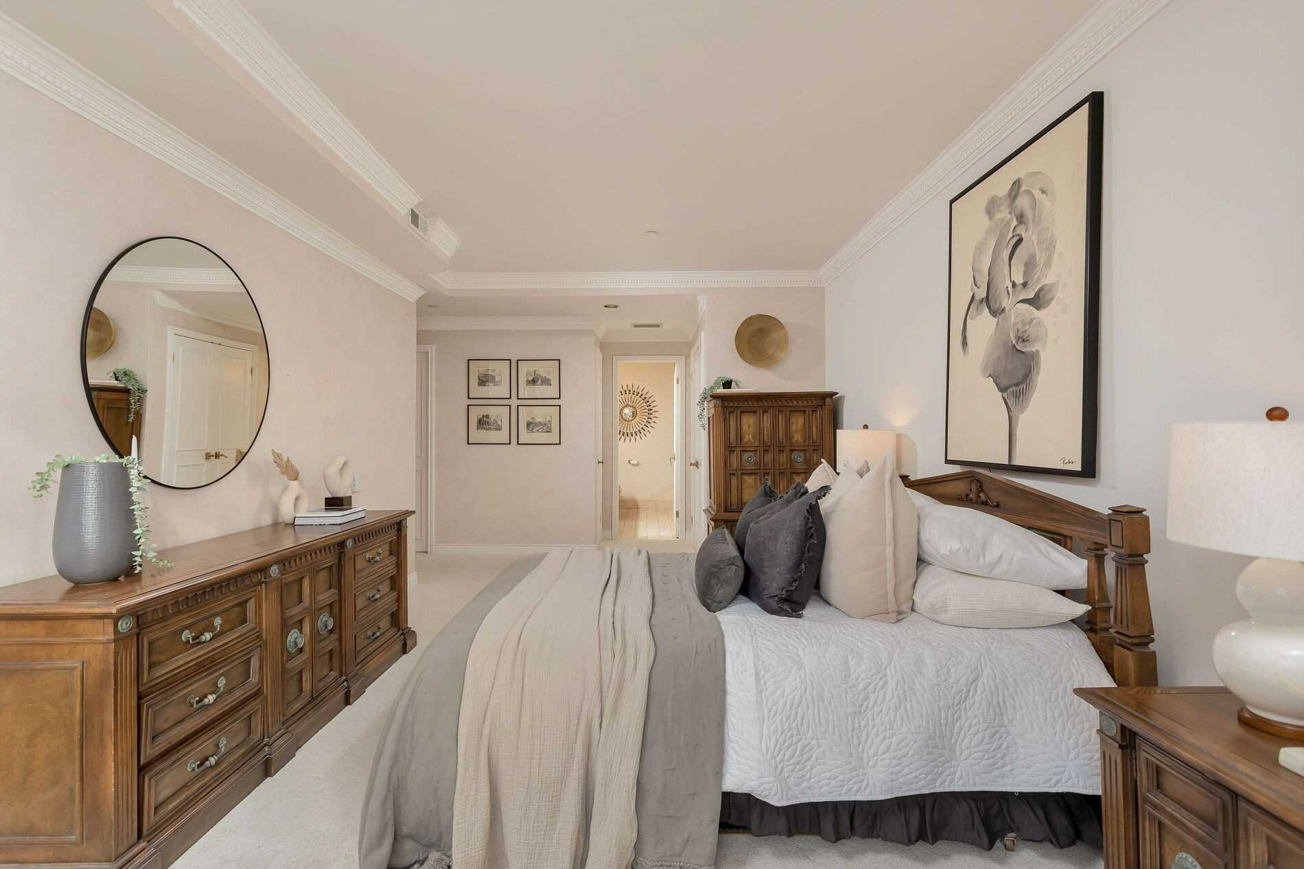 211 Queens Quay W, Toronto, Ontario, Canada