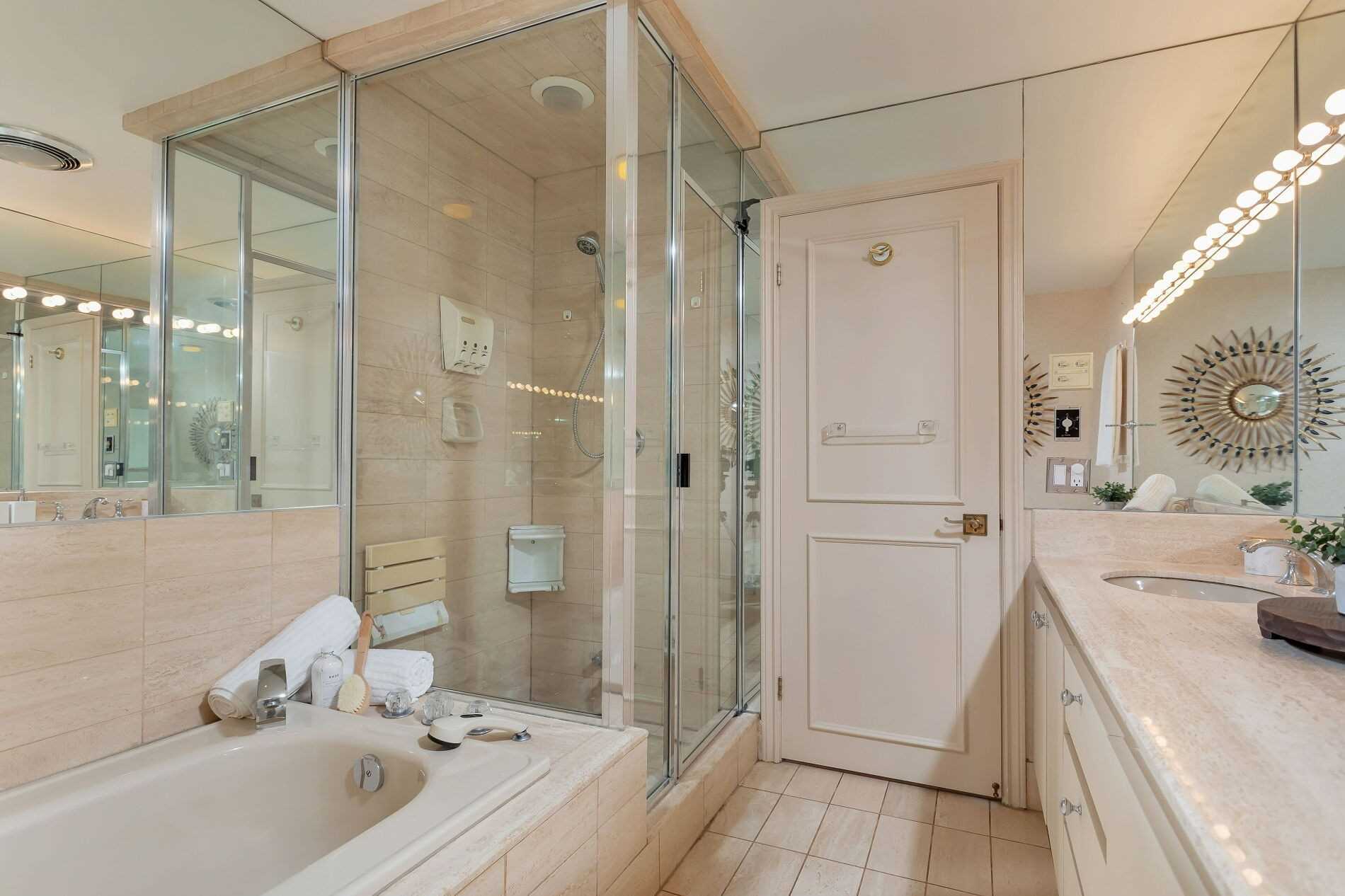 211 Queens Quay W, Toronto, Ontario, Canada