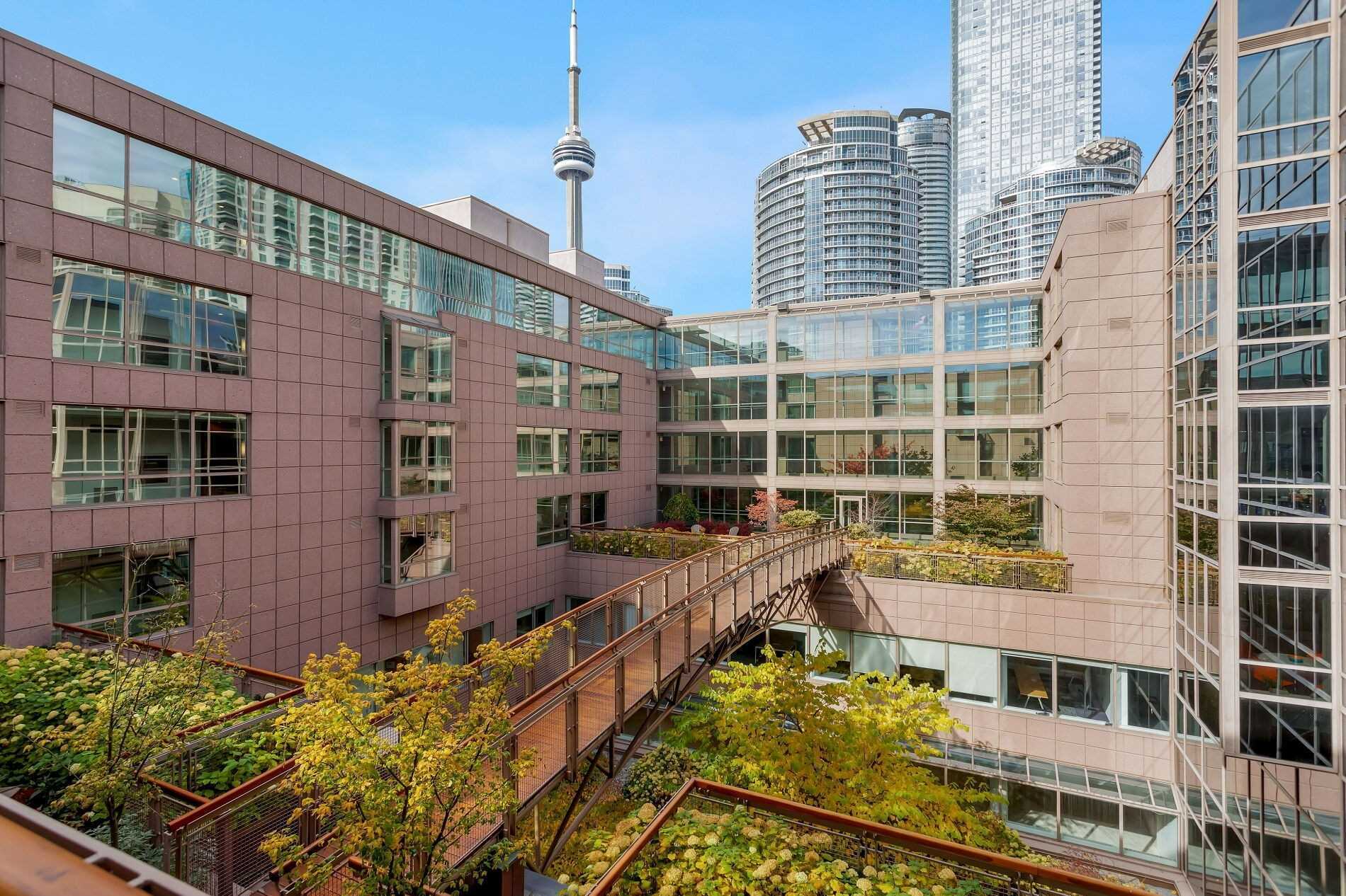 211 Queens Quay W, Toronto, Ontario, Canada