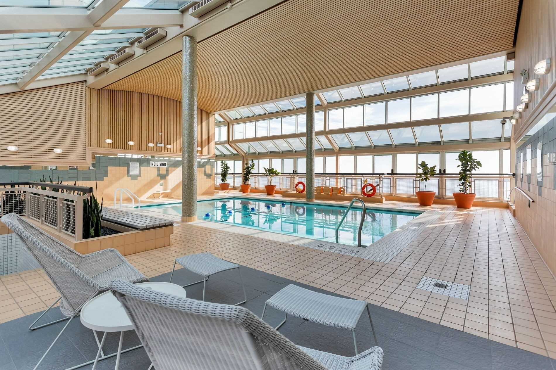 211 Queens Quay W, Toronto, Ontario, Canada