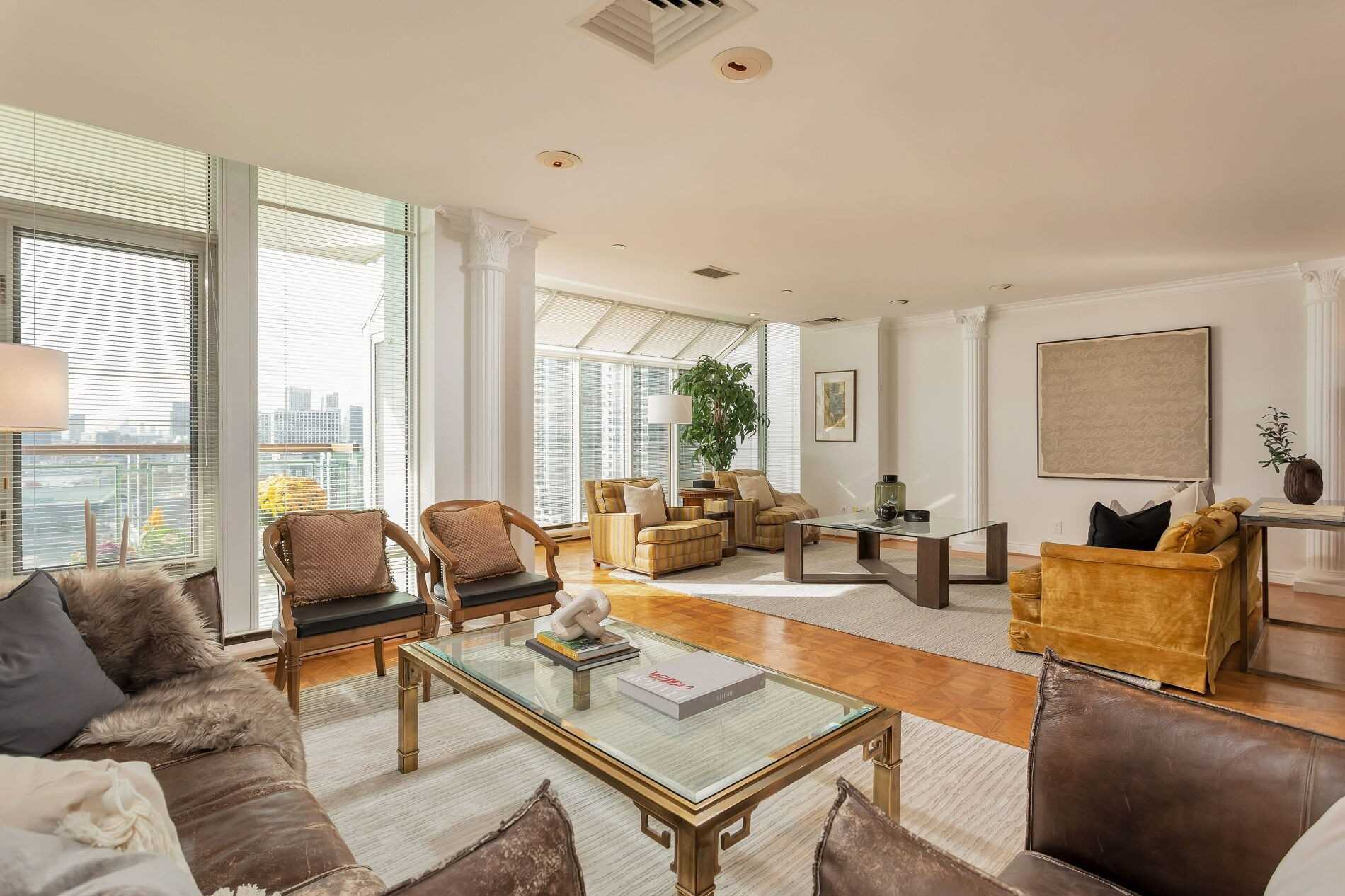211 Queens Quay W, Toronto, Ontario, Canada