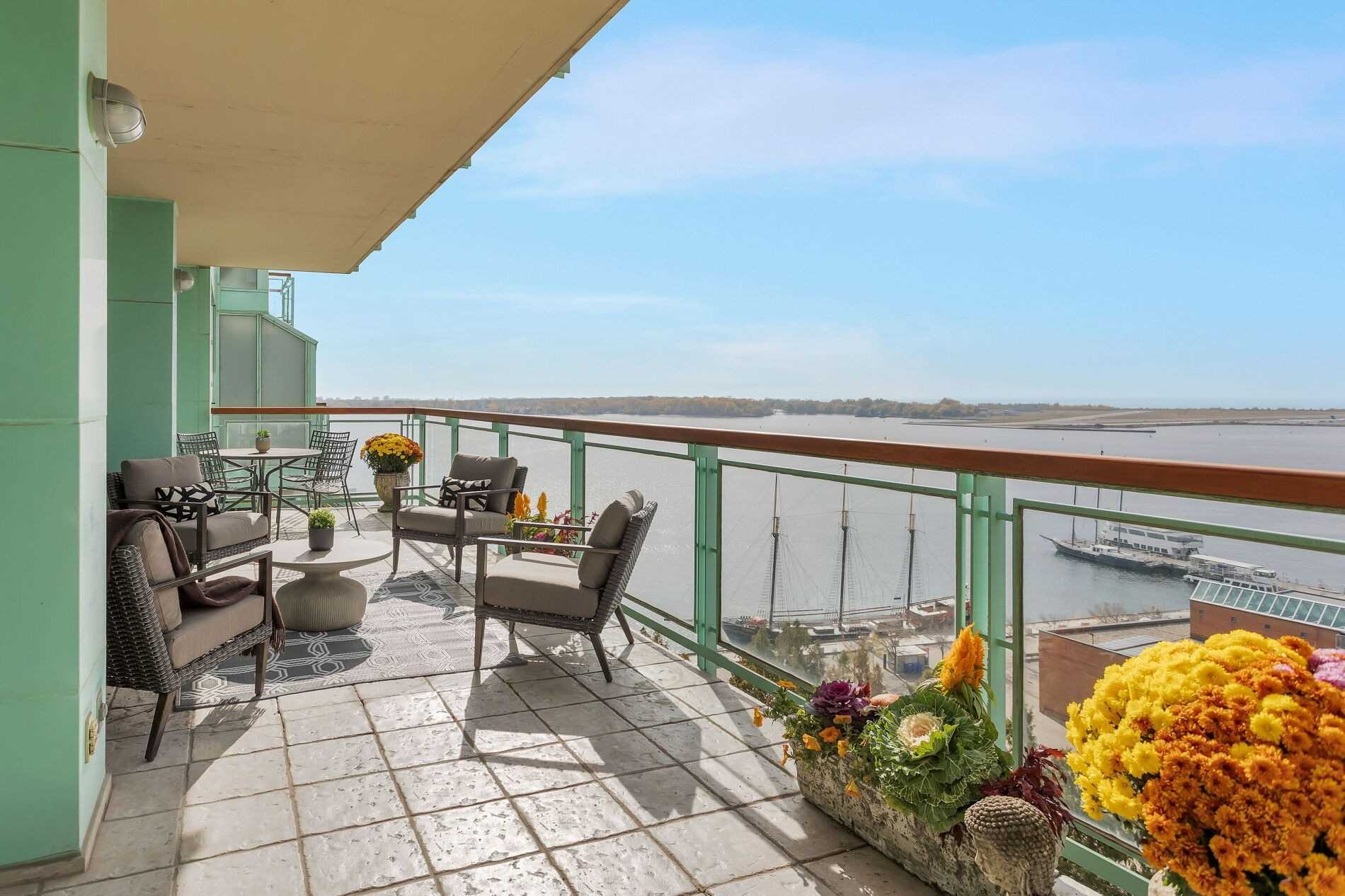 211 Queens Quay W, Toronto, Ontario, Canada