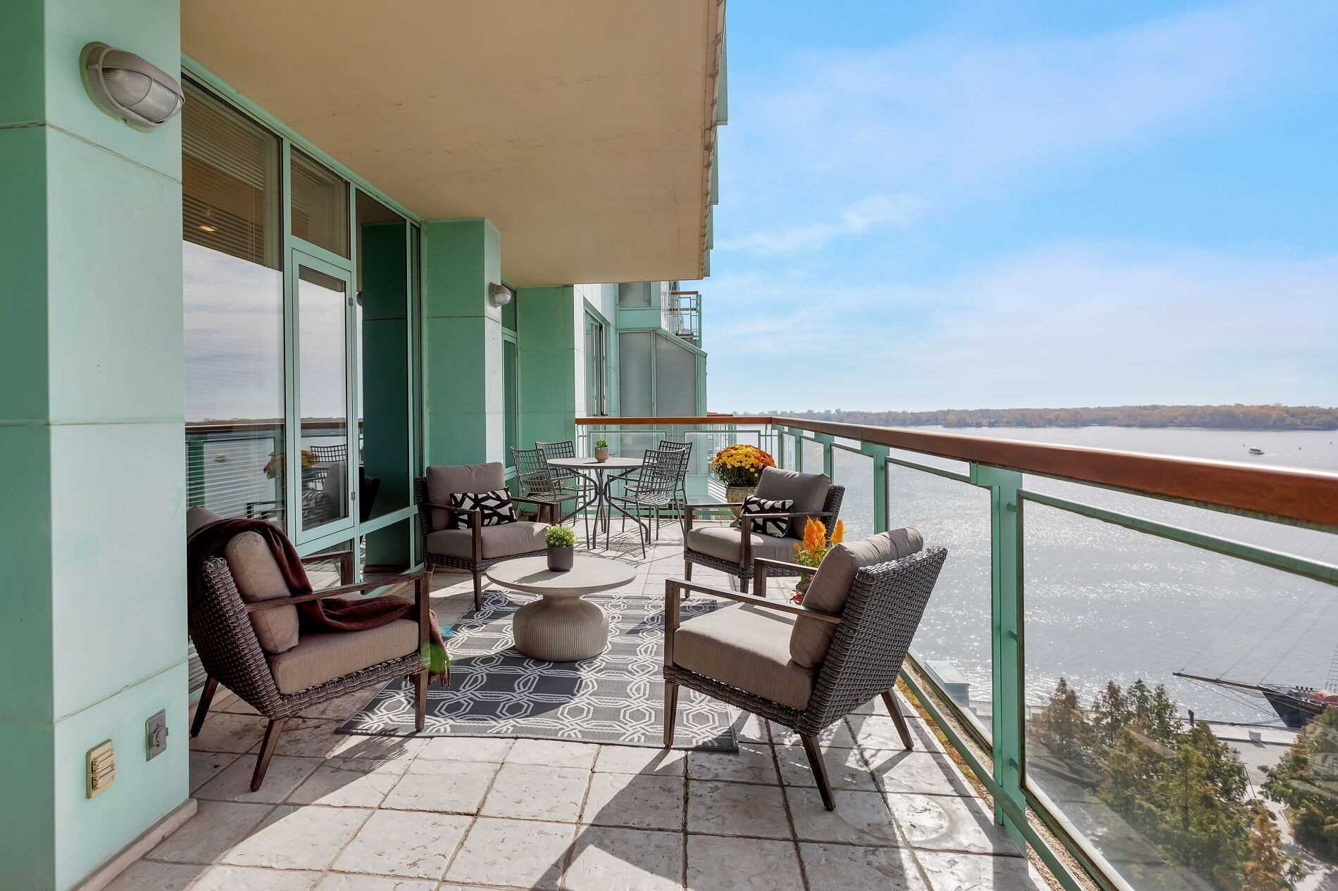 211 Queens Quay W, Toronto, Ontario, Canada