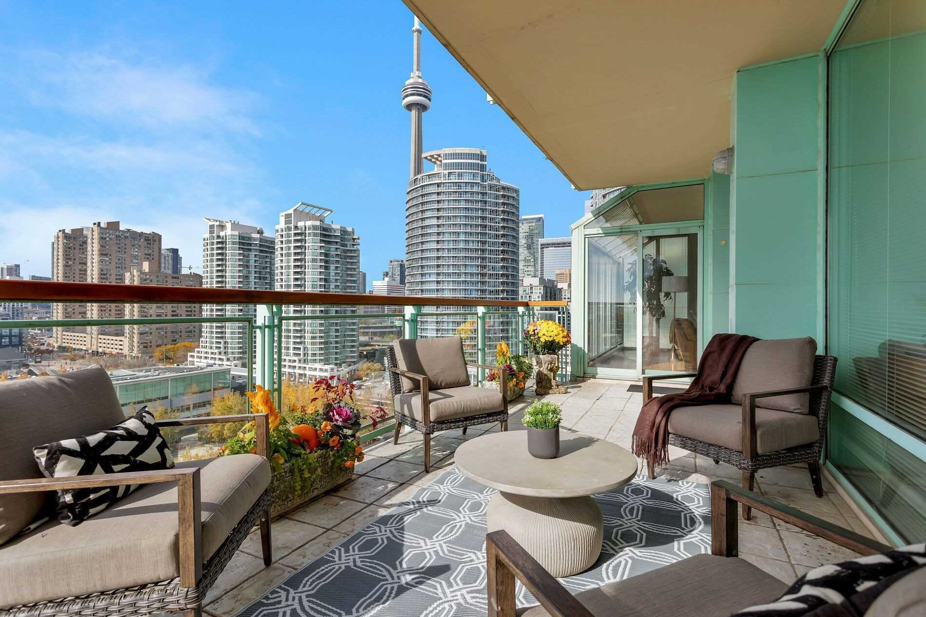 211 Queens Quay W, Toronto, Ontario, Canada