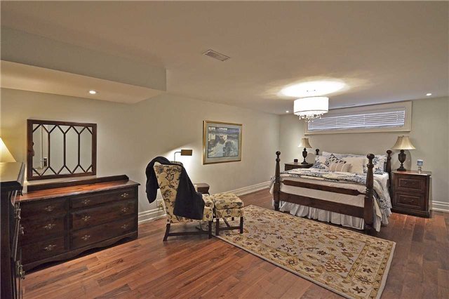 17 Lorraine Gdns, Toronto, Ontario, Canada