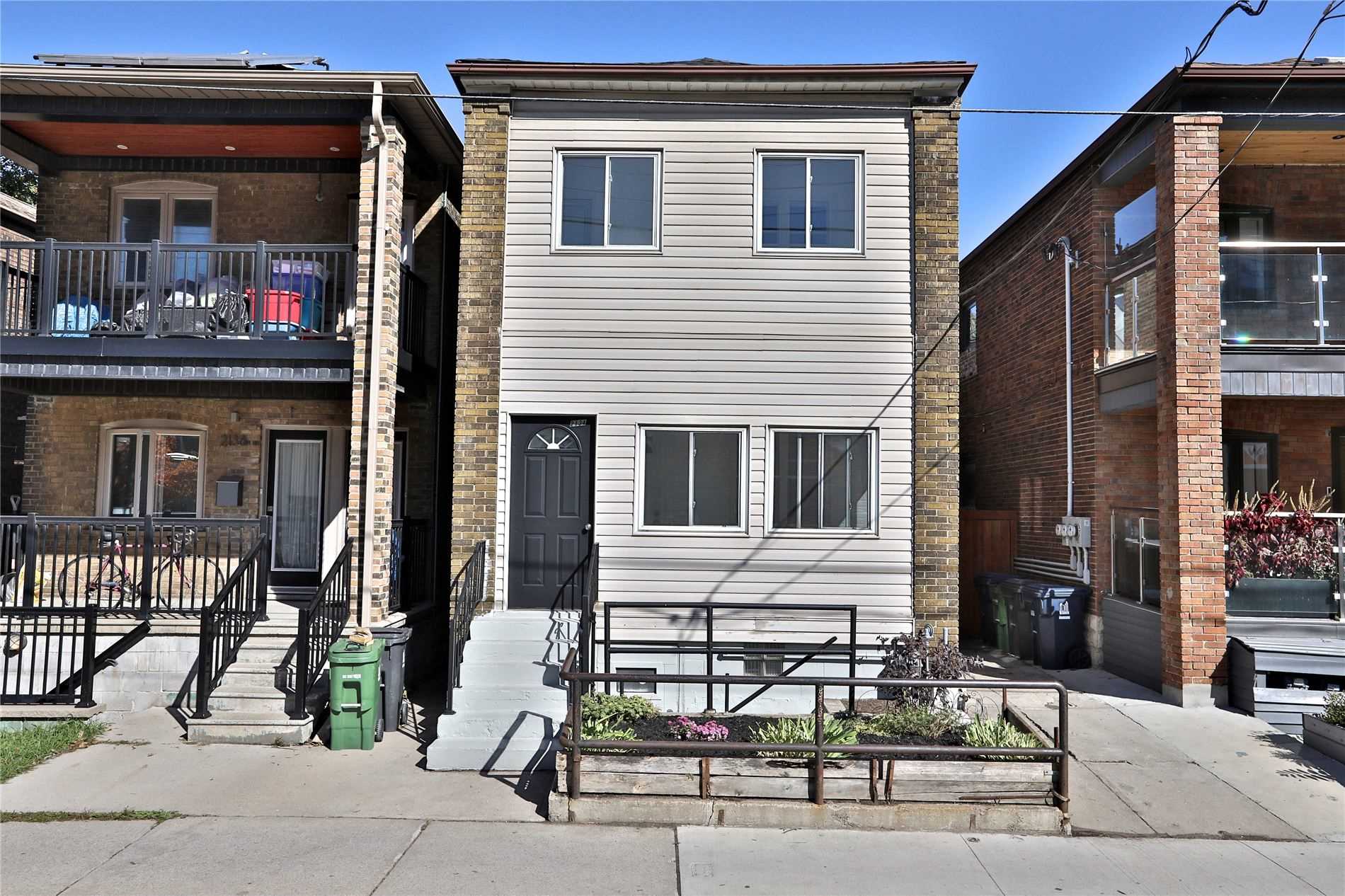 2134 dundas st w, Toronto Ontario, Canada