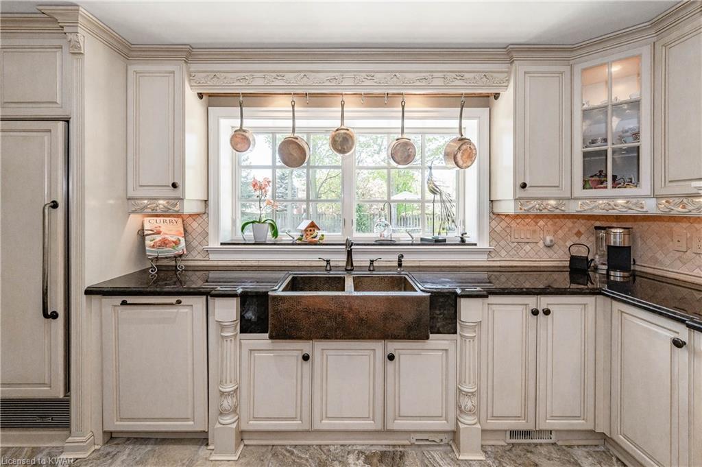 585 EASTGATE Walk, Waterloo, Ontario, Canada