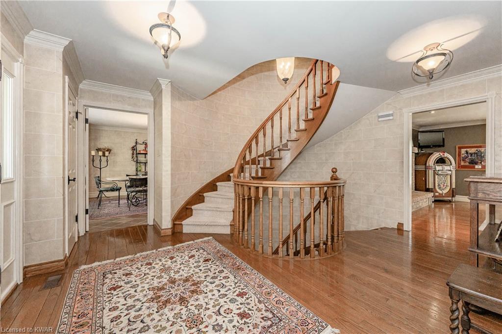 585 EASTGATE Walk, Waterloo, Ontario, Canada