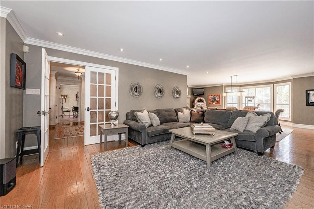585 EASTGATE Walk, Waterloo, Ontario, Canada