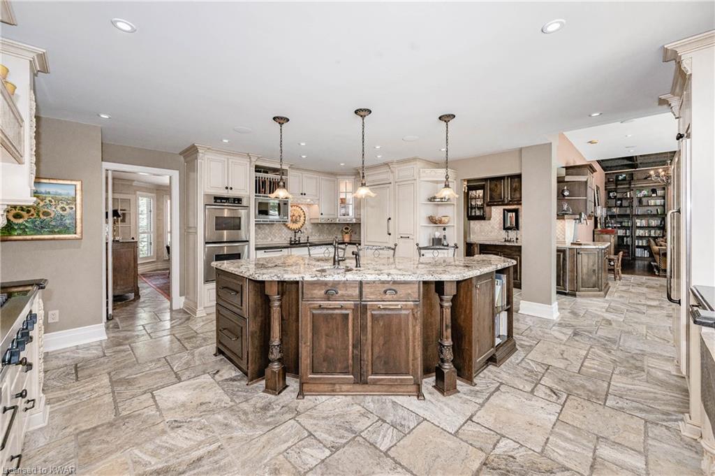 585 EASTGATE Walk, Waterloo, Ontario, Canada