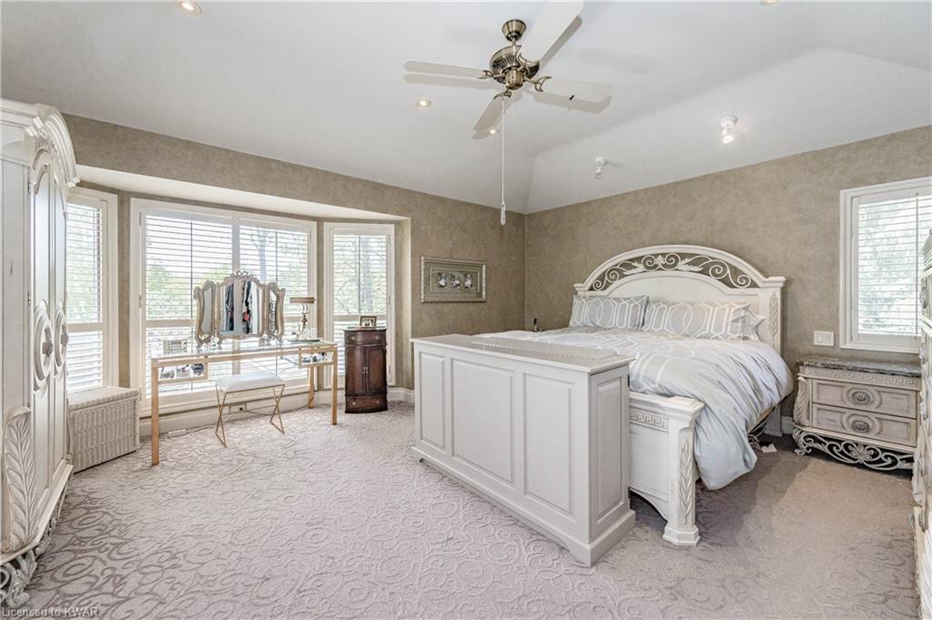 585 EASTGATE Walk, Waterloo, Ontario, Canada