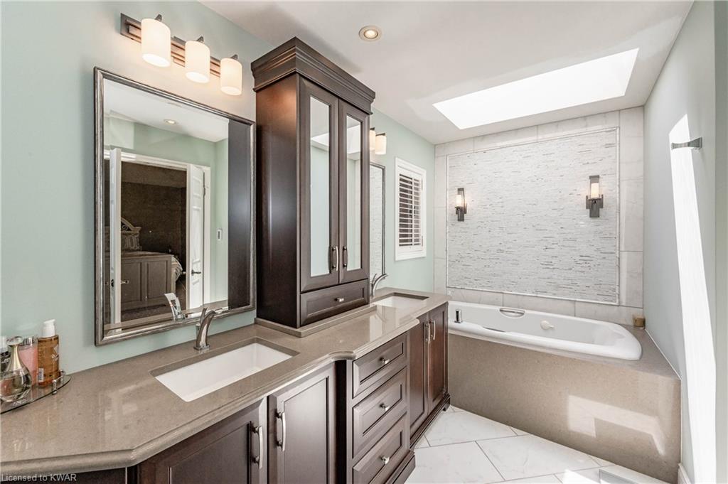585 EASTGATE Walk, Waterloo, Ontario, Canada