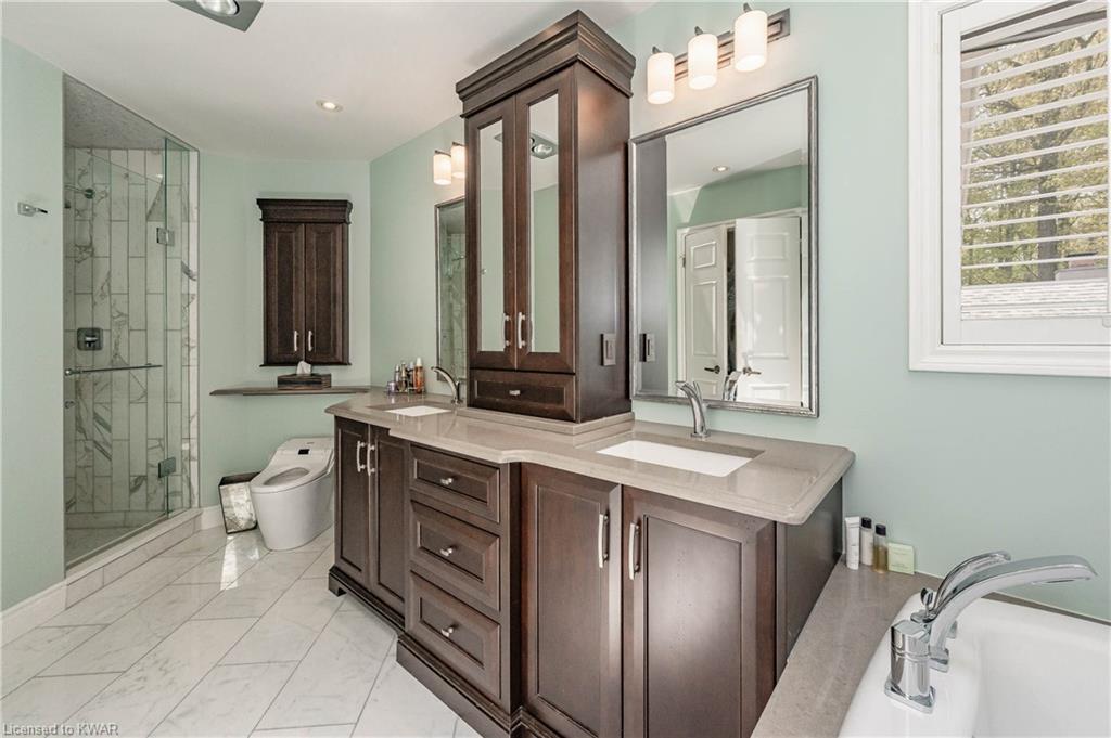 585 EASTGATE Walk, Waterloo, Ontario, Canada