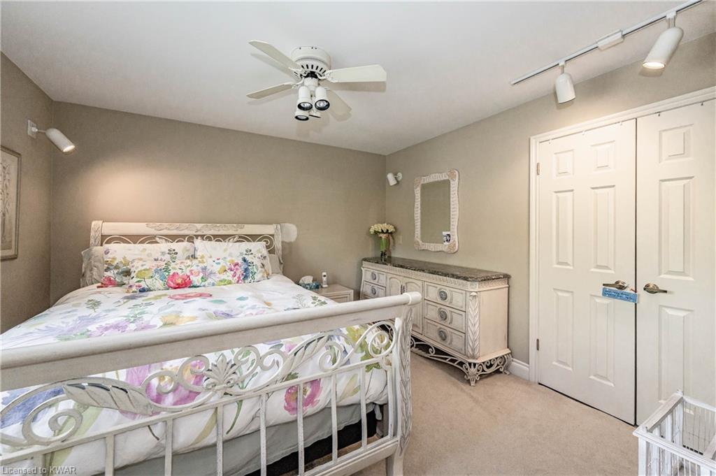 585 EASTGATE Walk, Waterloo, Ontario, Canada